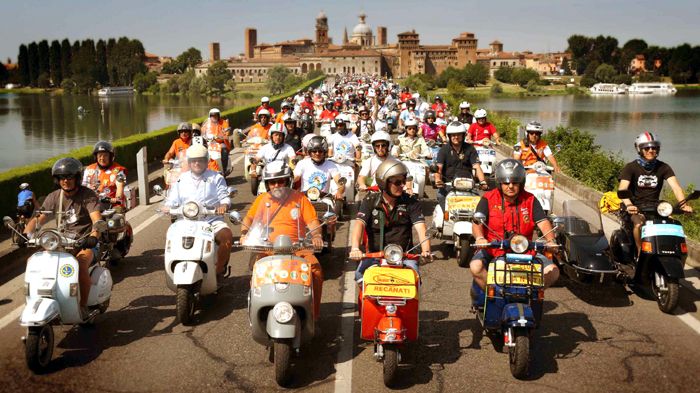 Δέκα χιλιάδες Vespisti πήραν μέρος στο φετινό Vespa World Days, την ετήσια γιορτή ενός από τα πιο αναγνωρίσιμα και πιο εμβληματικά δίκυκλα στην ιστορί